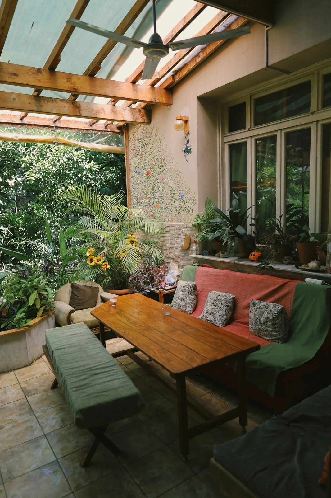 Lotus Garden Hostel bahçesi